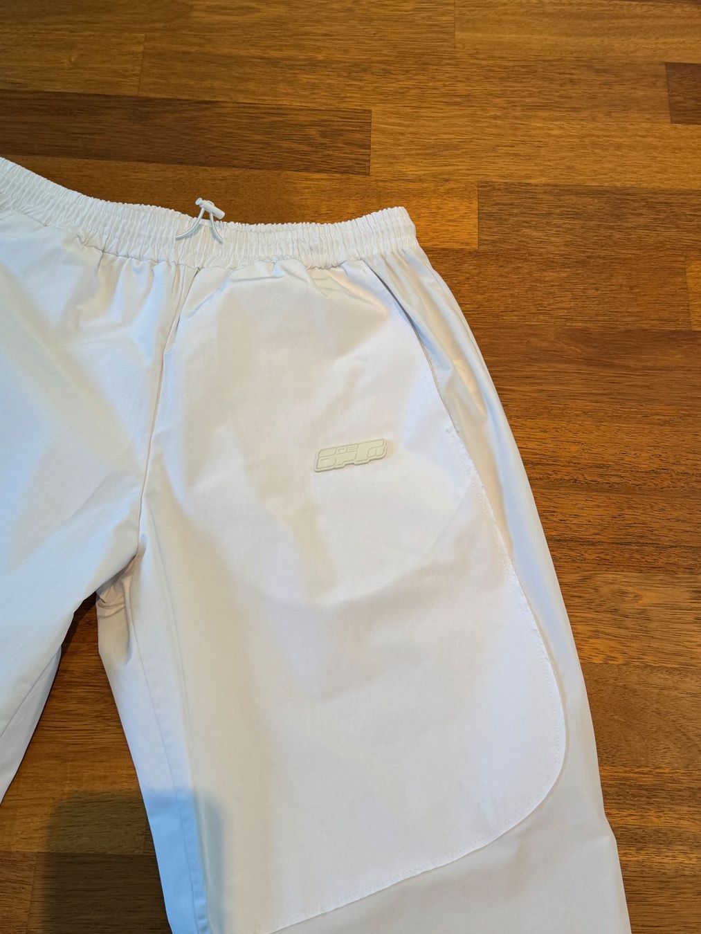Pantaloni: 6PM Trackpants – Usato da Speicher venduto da Loackerzzz 1