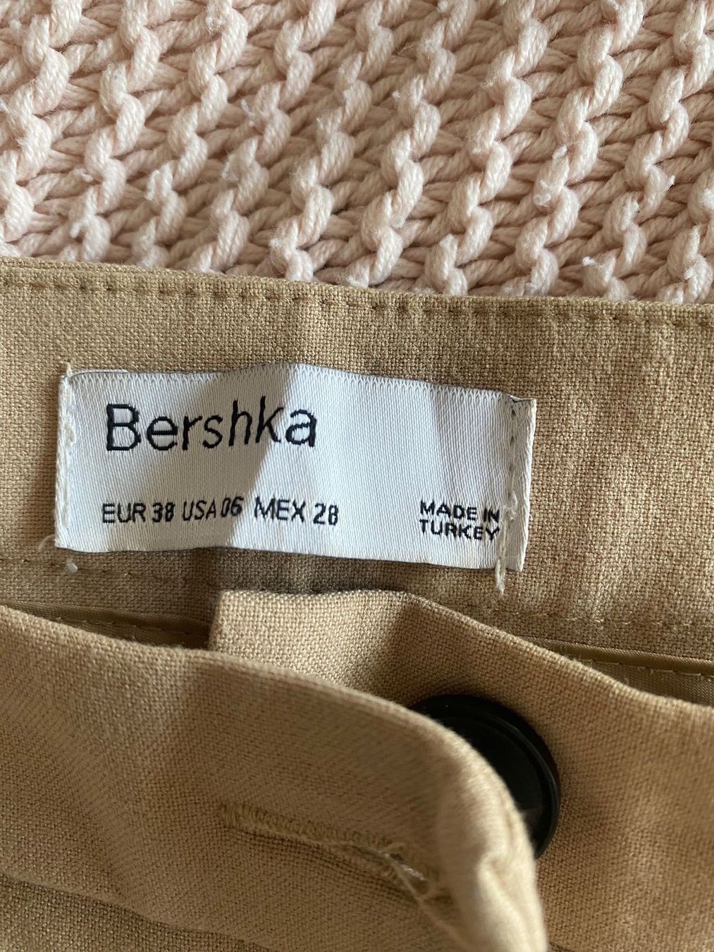 Bershka Pantaloni: Pantalon classy beige – Usato da Montreux venduto da iza_peche8 1
