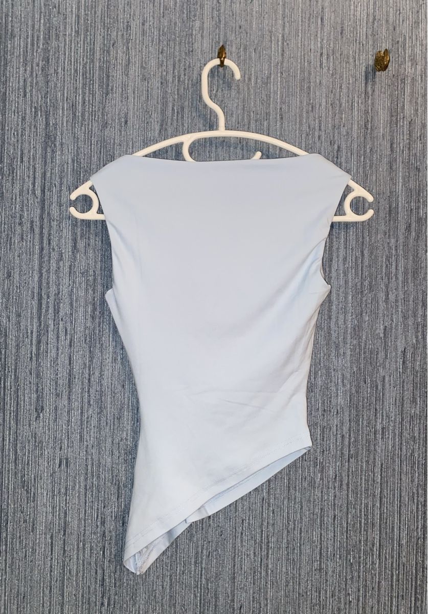 Top: Charcoal - Top asymétrique bleu clair – Nuovo (secondo la descrizione) da Genève venduto da TheMattiBoutique 1