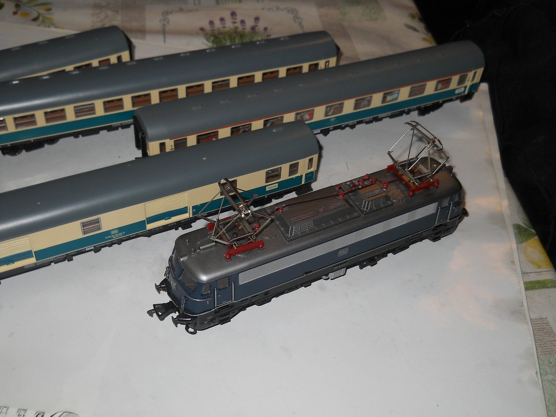 Fleischmann Modelleisenbahnen: Fleischmann Fernzug der DB mit E 110 444-7 – Gebraucht aus Schwanden GL von roerich20 1