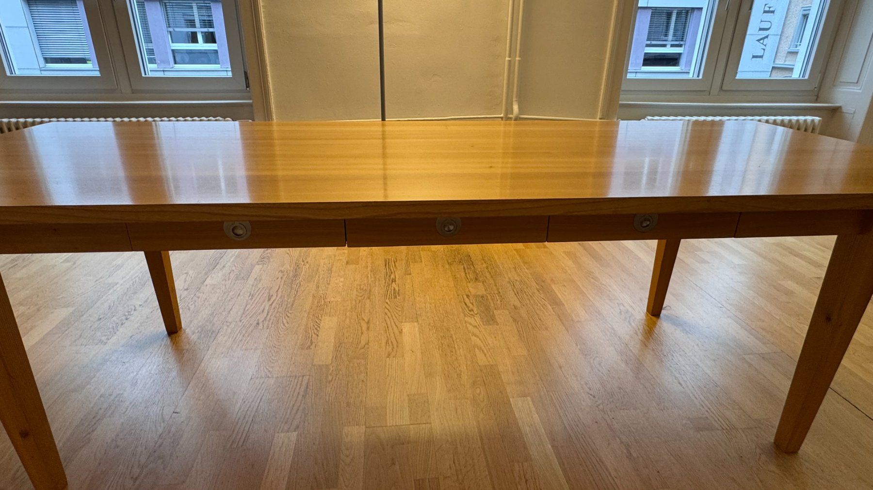 Tables: Massiver schöner Holztisch – D'occasion à Affoltern am Albis par mellow_doubt 1
