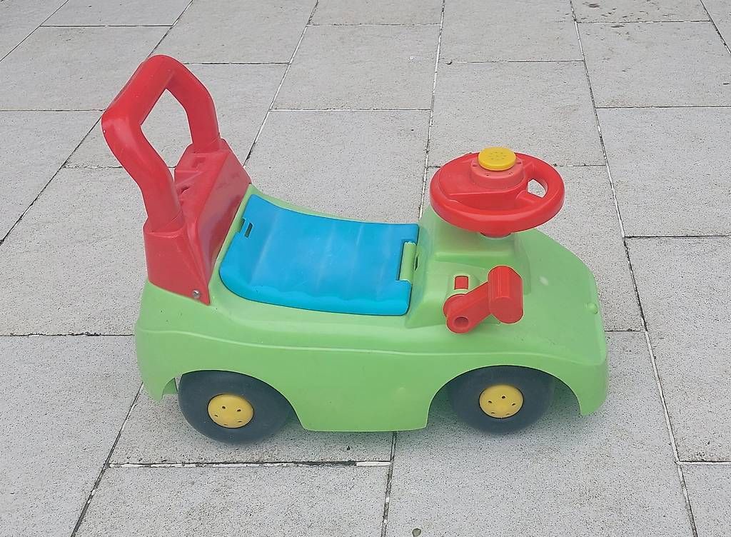 Veicoli per bambini: Voiturette enfant 2 à 4 ans – Usato da Morges venduto da pha_9xnc