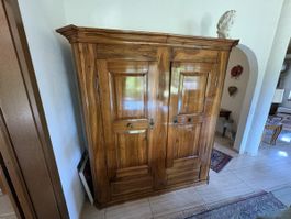 Antiker Schrank vermutlich Nussbaum Massivholz Doppelttürig