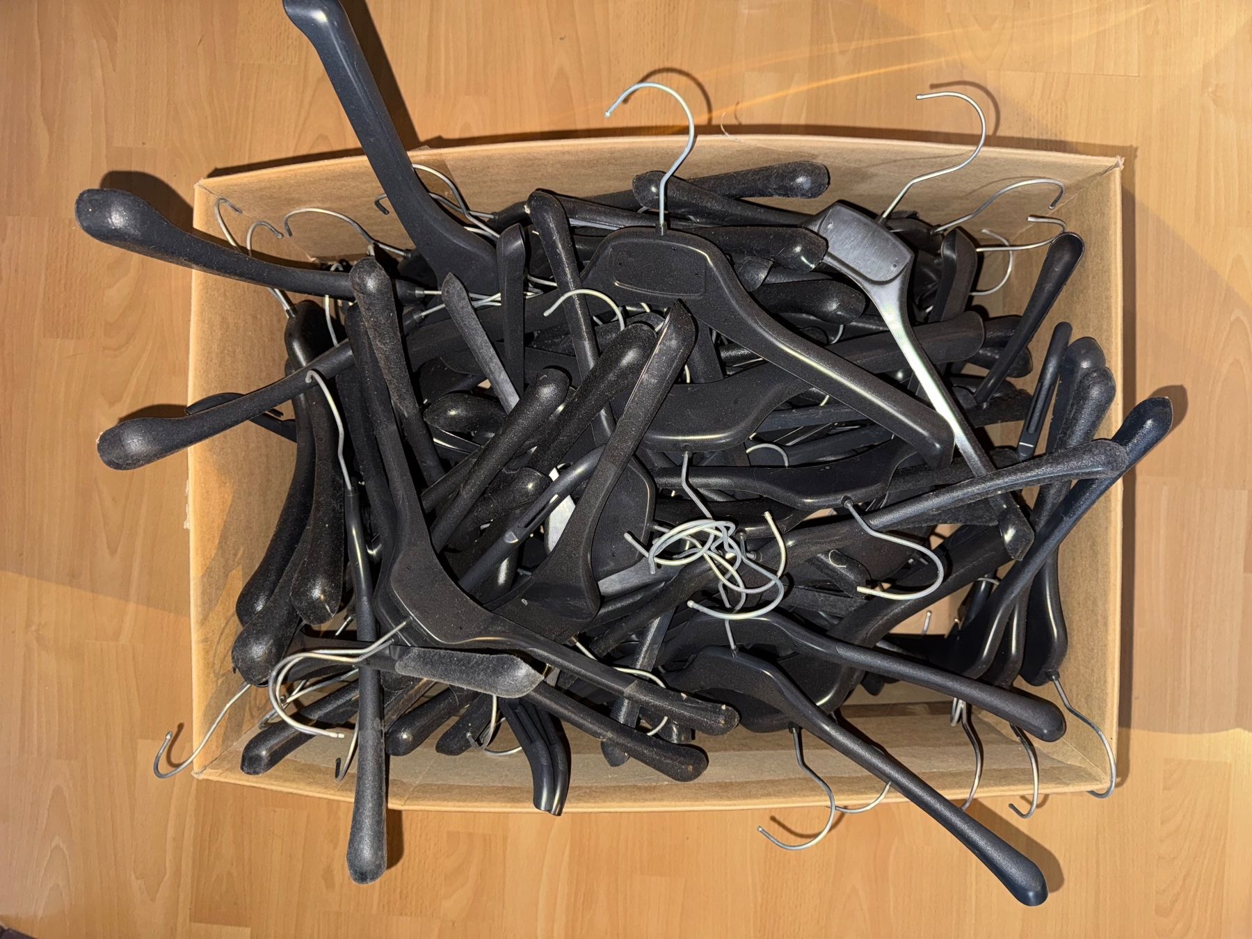Kleiderbügel: 110 schwarze Kleiderbügel – Gebraucht aus Grosswangen von Second_hand_paradise
