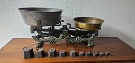 Antike Marktwaage, Gewichtssteine und 2 Schüsseln Vintage