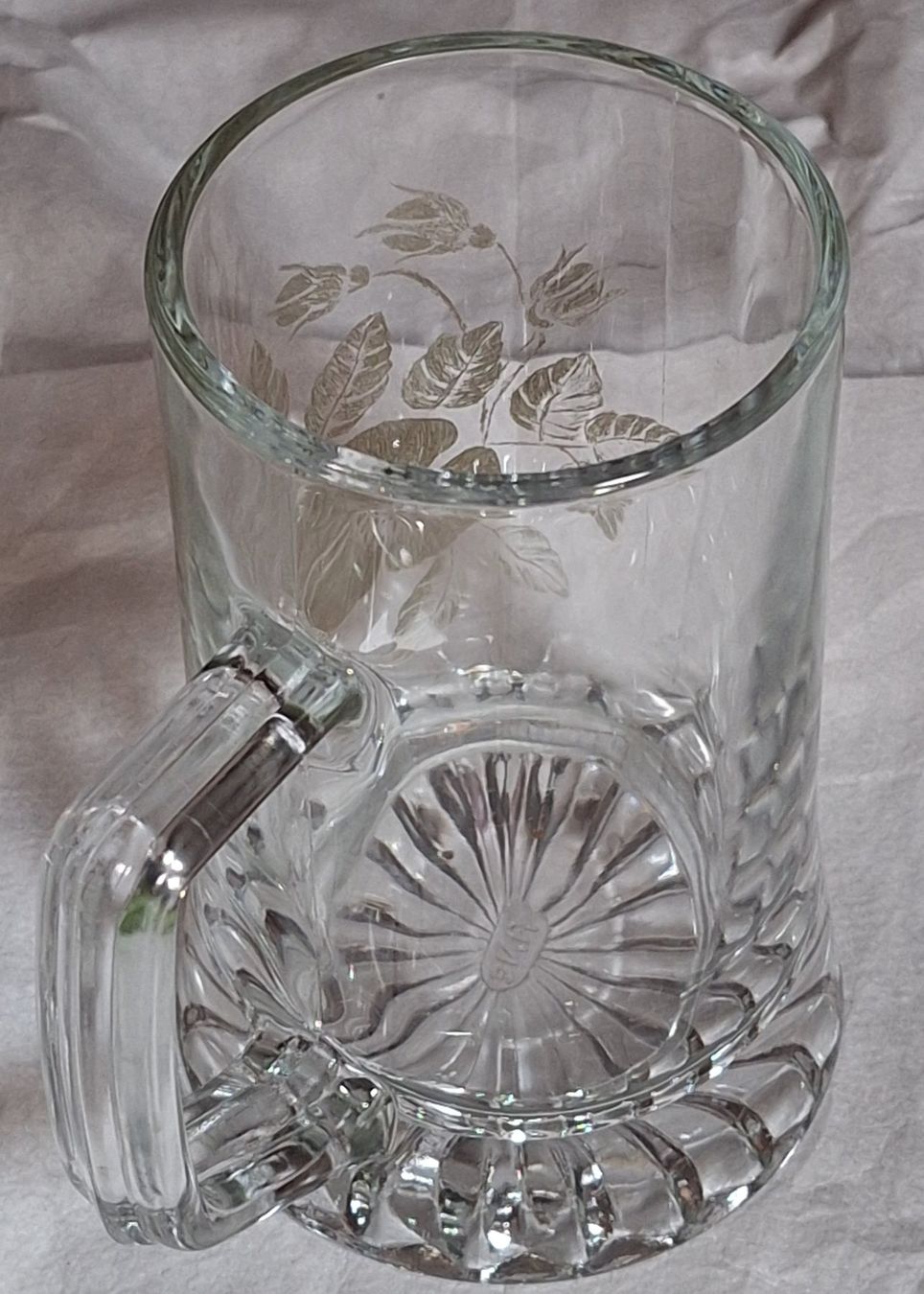 Bicchieri: Henkel-Trinkglas mit geritztem Blumenmuster 0,5 L – Usato da Oberriet SG venduto da Atir47 4