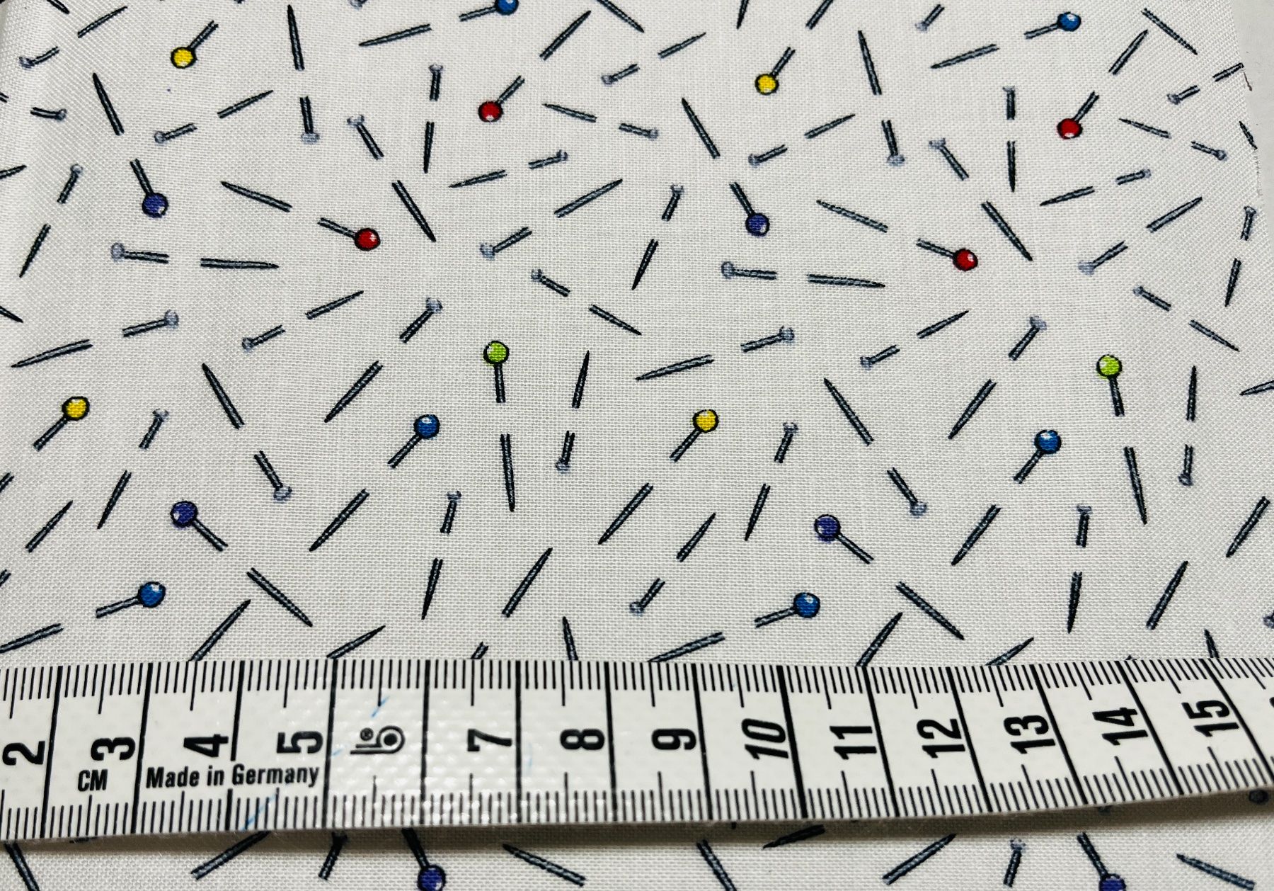 Stoffe: Patchworkstoff weiss mit Stecknadeln bunt – Neu (gemäss Beschreibung) aus Seuzach von KreativmitStoff 1