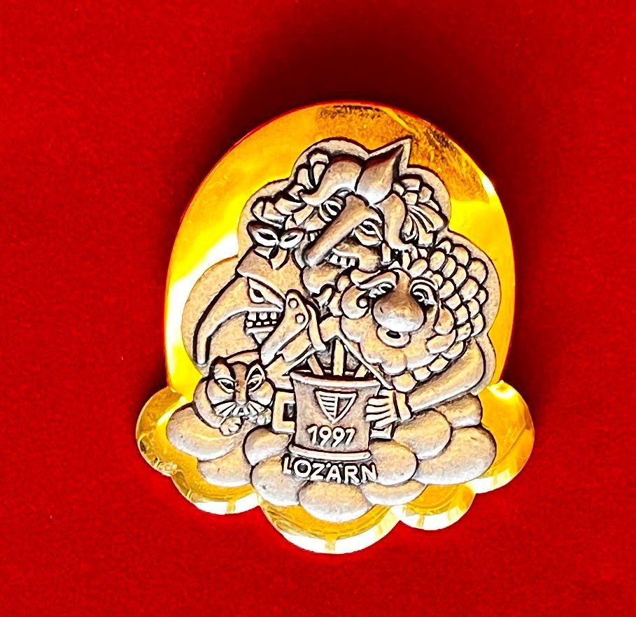 Placchette & Badge: Fasnachtsplakette Luzern GOLD 1997 mit Original-Nadel – Usato da Obernau venduto da Wgnom