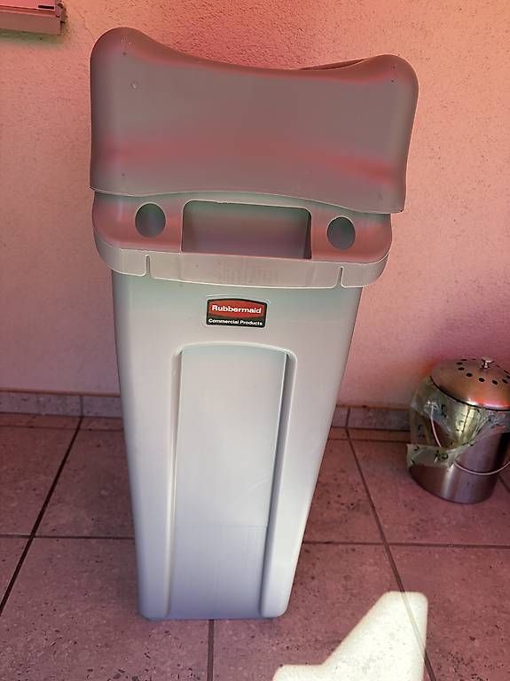 Abfalleimer: Abfalleimer Rubbermaid 60 Litrer – Gebraucht aus Lenzburg von Zuckermus66