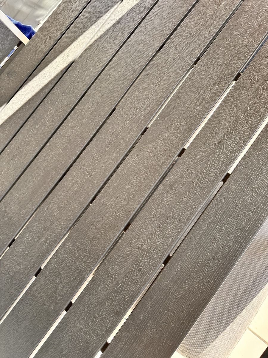 Set di tavolo e panche: Gartentisch mit 4 Stühlen Aluminium Holzoptik dunkelgrau – Usato da Wil SG venduto da millass 2