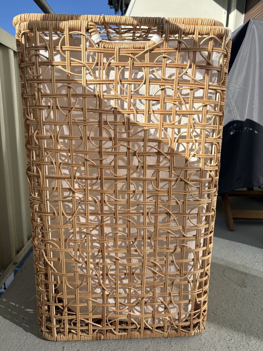 Pfister Cesti per biancheria: Wäschekorb aus Rattan  – Usato da Zürich venduto da AnaMK
