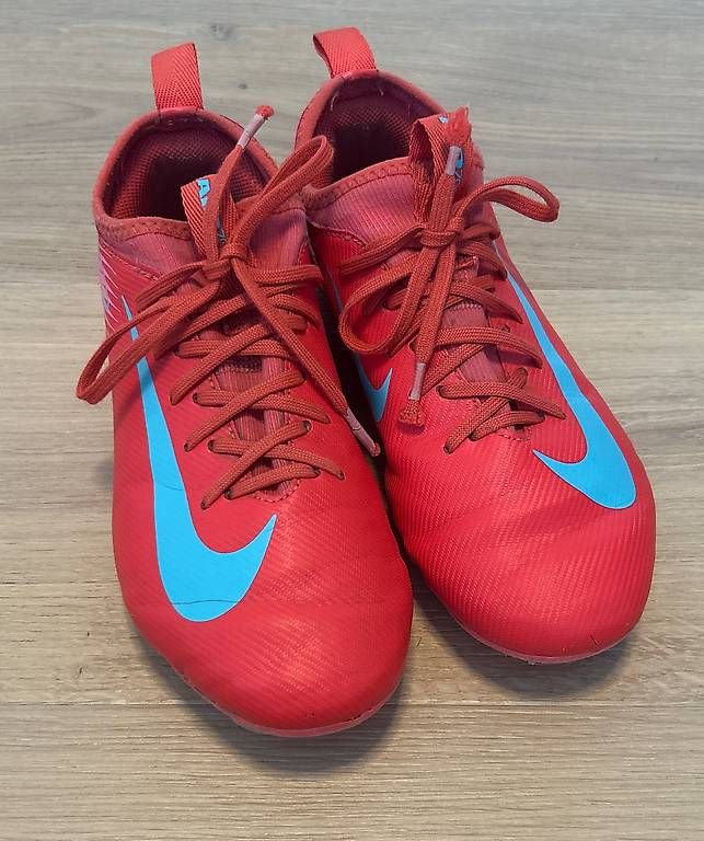 Chaussures garçon: Fussballschuhe Gr.33.5 – D'occasion à Männedorf par Brunei03