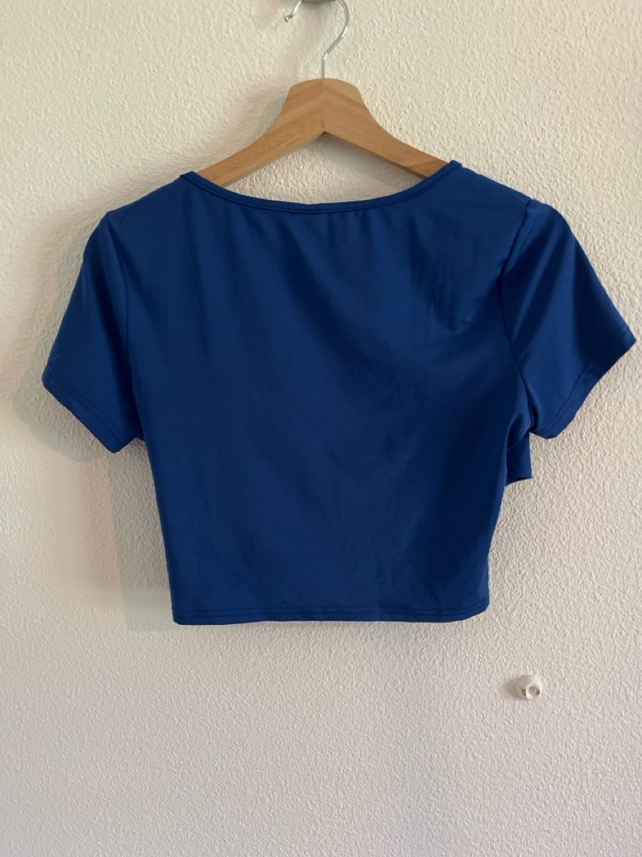 Shein Tops: Crop top bleu avec devant croisé. – D'occasion à Martigny par mar_p55z 1
