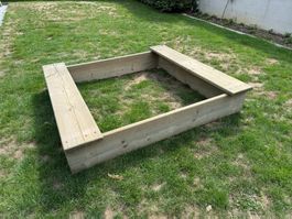 Robuster Sandkasten aus Holz