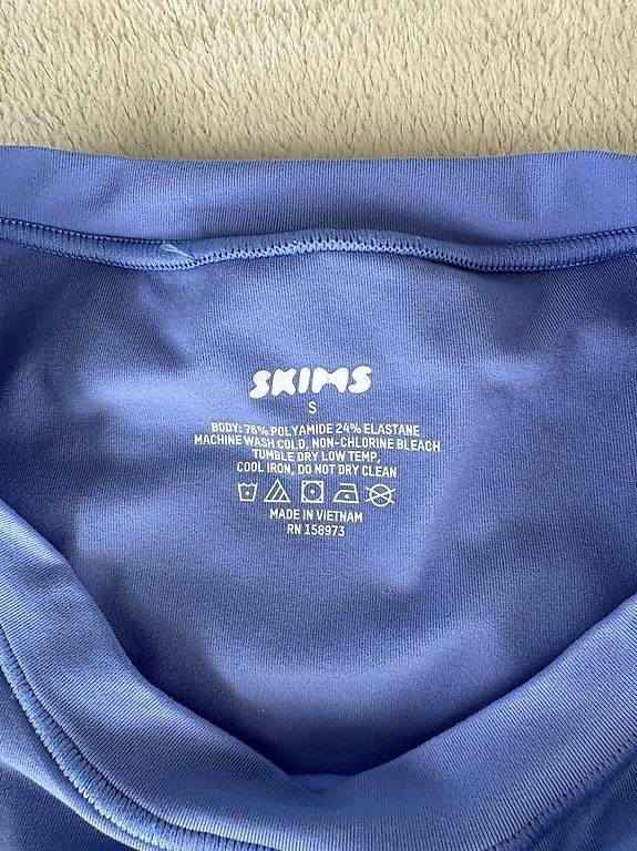 Skims Top: SKIMS blue bodysuit – Usato da Wettingen venduto da ObradovicJelena 2