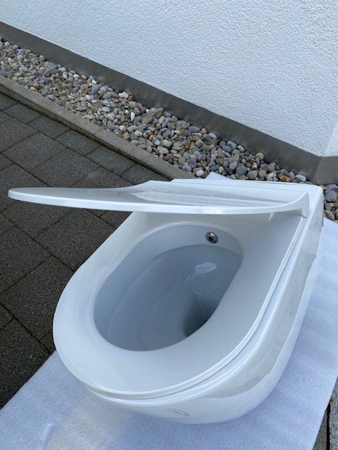 WC: Dusch WC Neuwertig kaltwasser oder warmwasseranschluss. – Usato da Niederhasli venduto da Tigerproduct 1