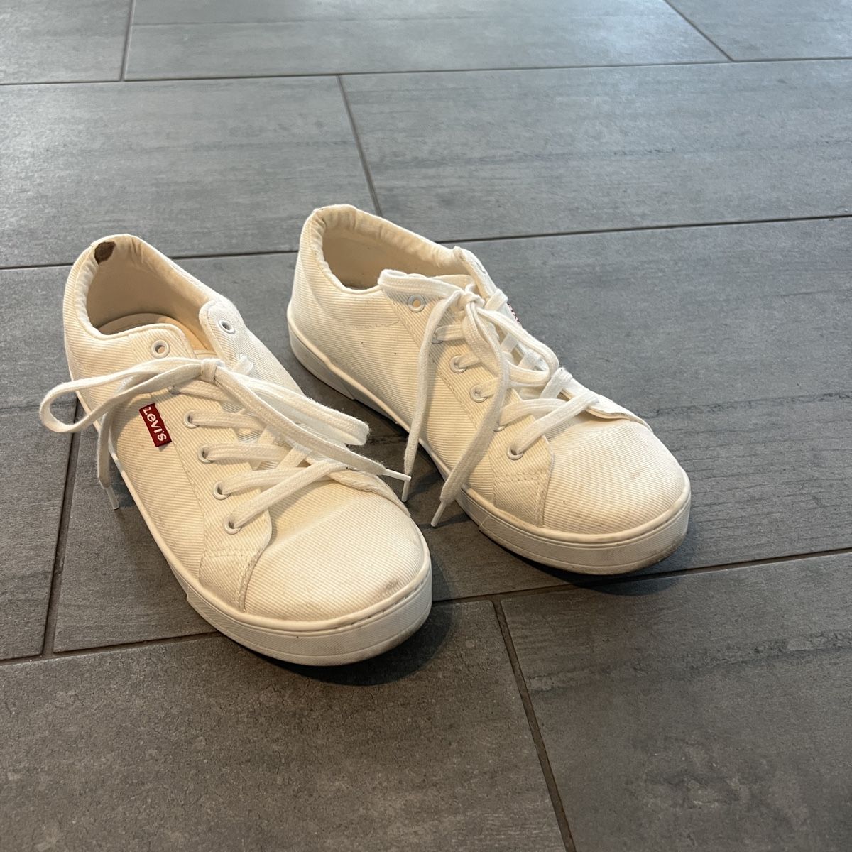 Levi's Scarpe da donna: White Levi's Sneakers - Size 40 - Lightweight Canvas! – Usato da Ostermundigen venduto da mar_6bs5 1