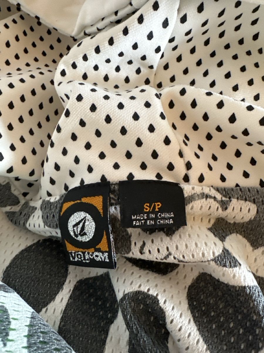 Pullover & Sweatshirts: Volcom Hoodie, Grösse S, einf. Brustweite 48 cm – Gebraucht aus St. Gallen von mai_gd7k 2