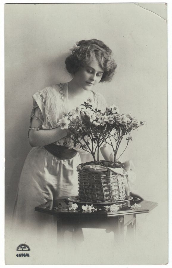 Cartoline postali: Romantik - Junge Dame schneidet Blumen – Usato da Frauenfeld venduto da POML