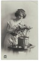 Romantik - Junge Dame schneidet Blumen