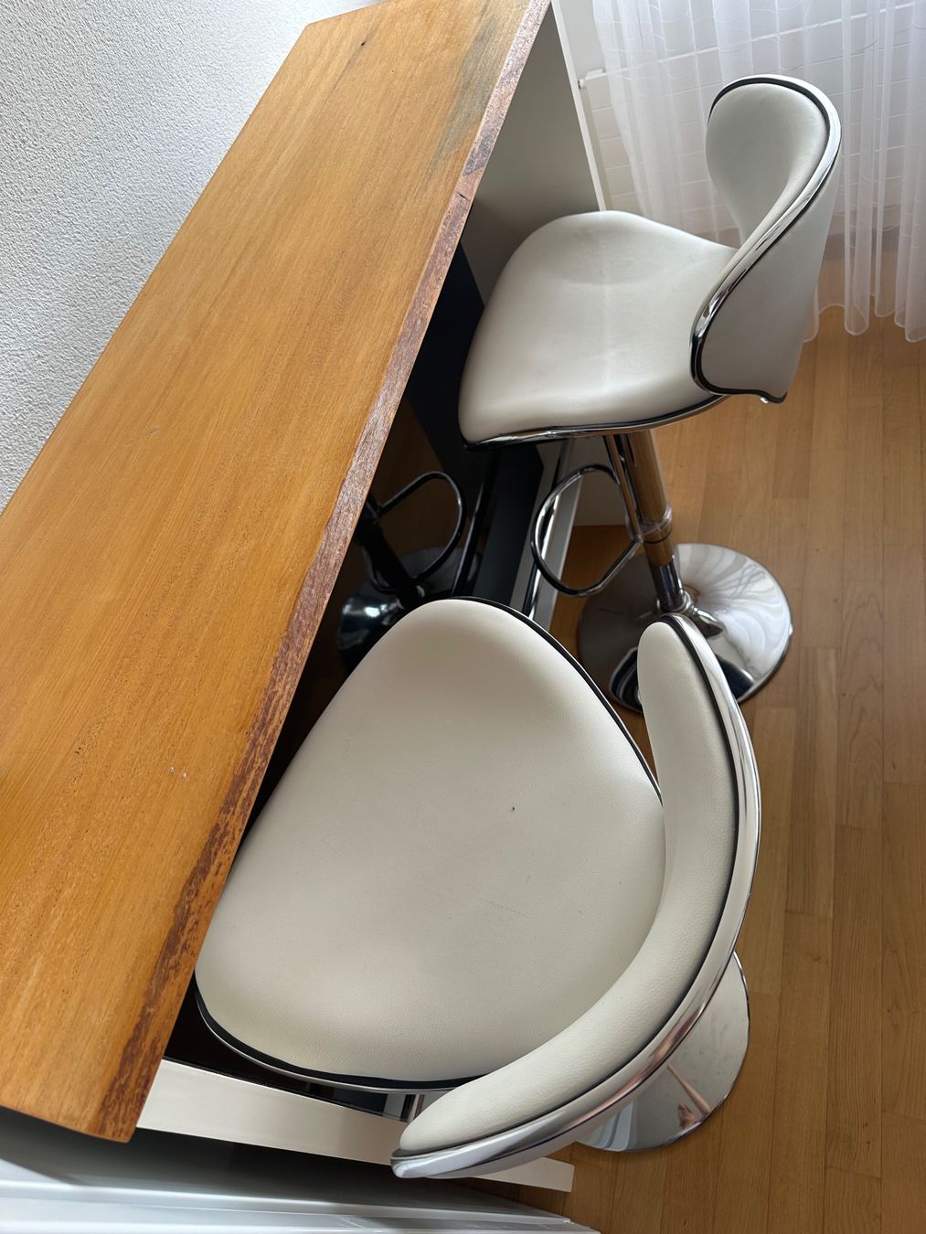 Tische: Stehtisch + 2 stuhle – Gebraucht aus Worb von Ektor 2