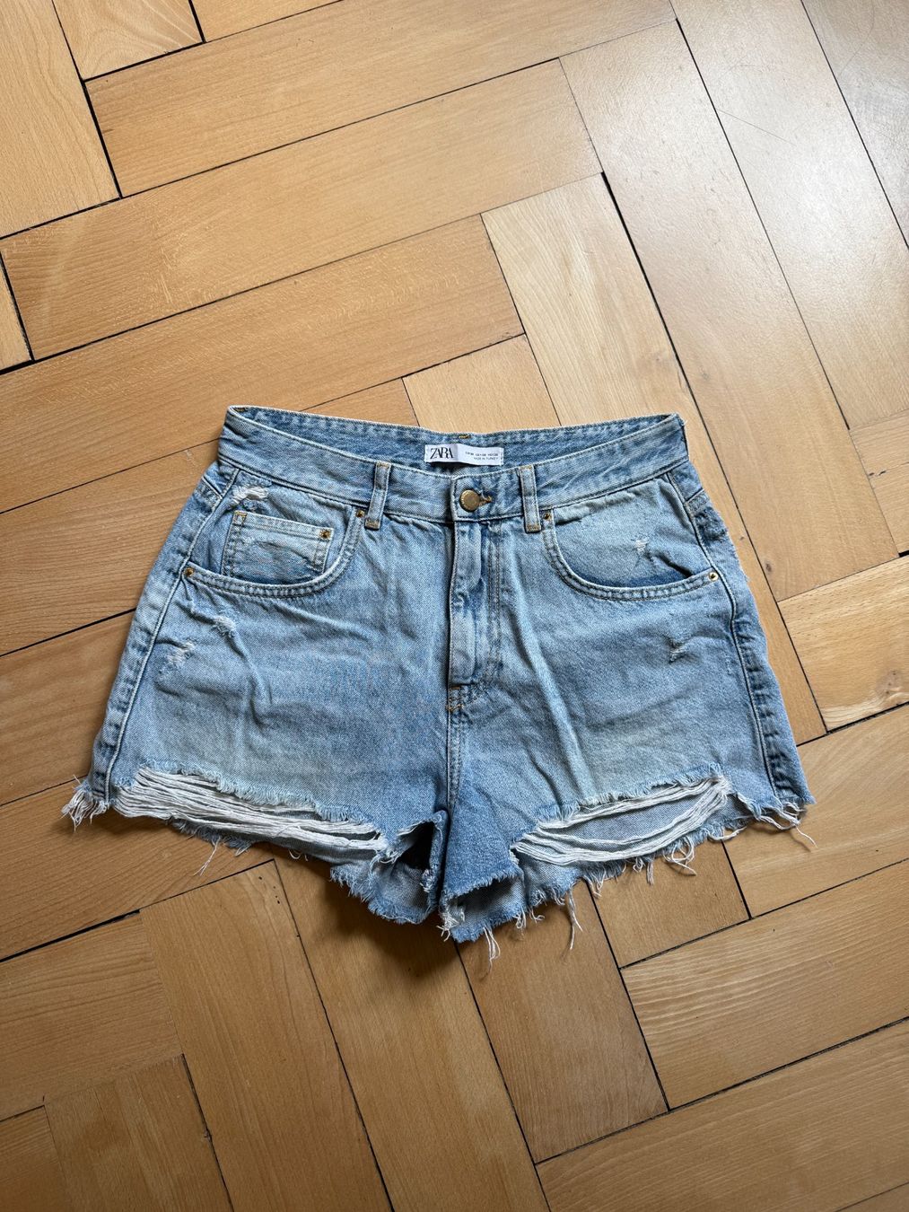 Zara Jeans: ZARA - Distressed Jeansshorts hellblau 38 – D'occasion à Zürich par Diazaio