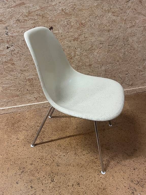 Herman Miller Sedie: Original Eames Side Chair – Usato da Oberhelfenschwil venduto da neoneoneo 2
