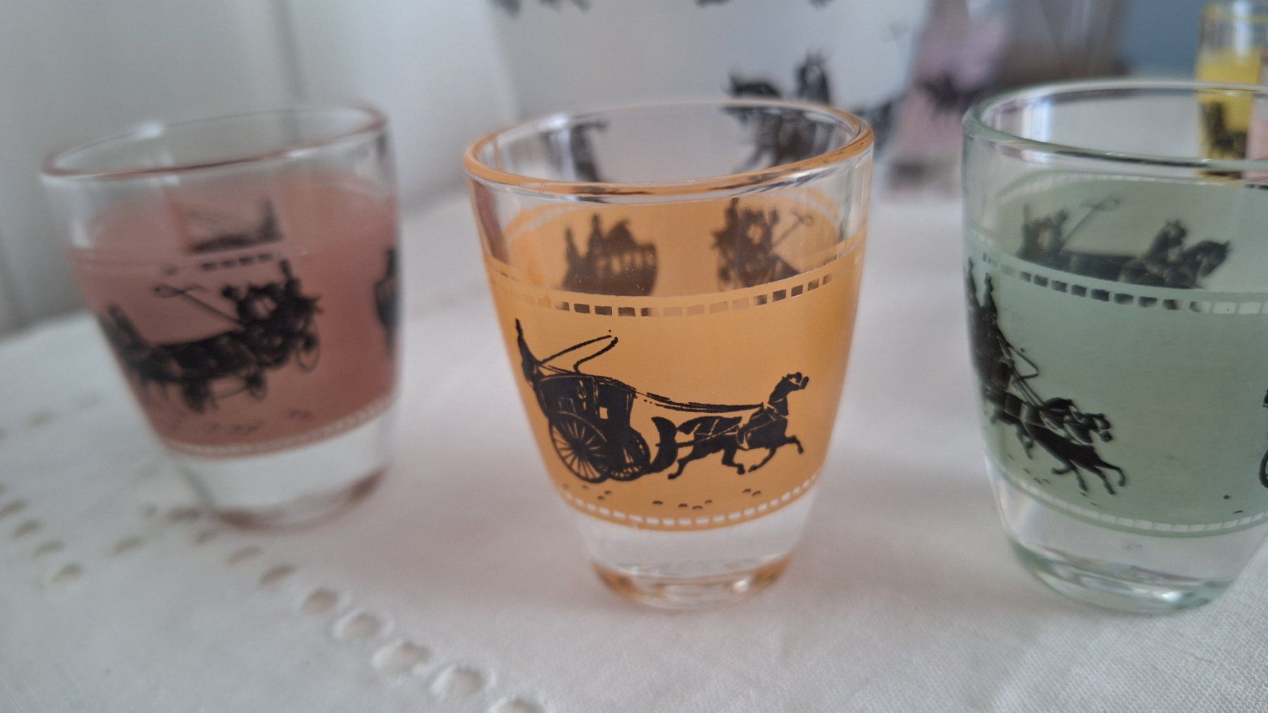 Altro: Vintage Schnaps-Lilör -Flasche , 7farbige  Gläschen , – Usato da Arlesheim venduto da shopradl 3