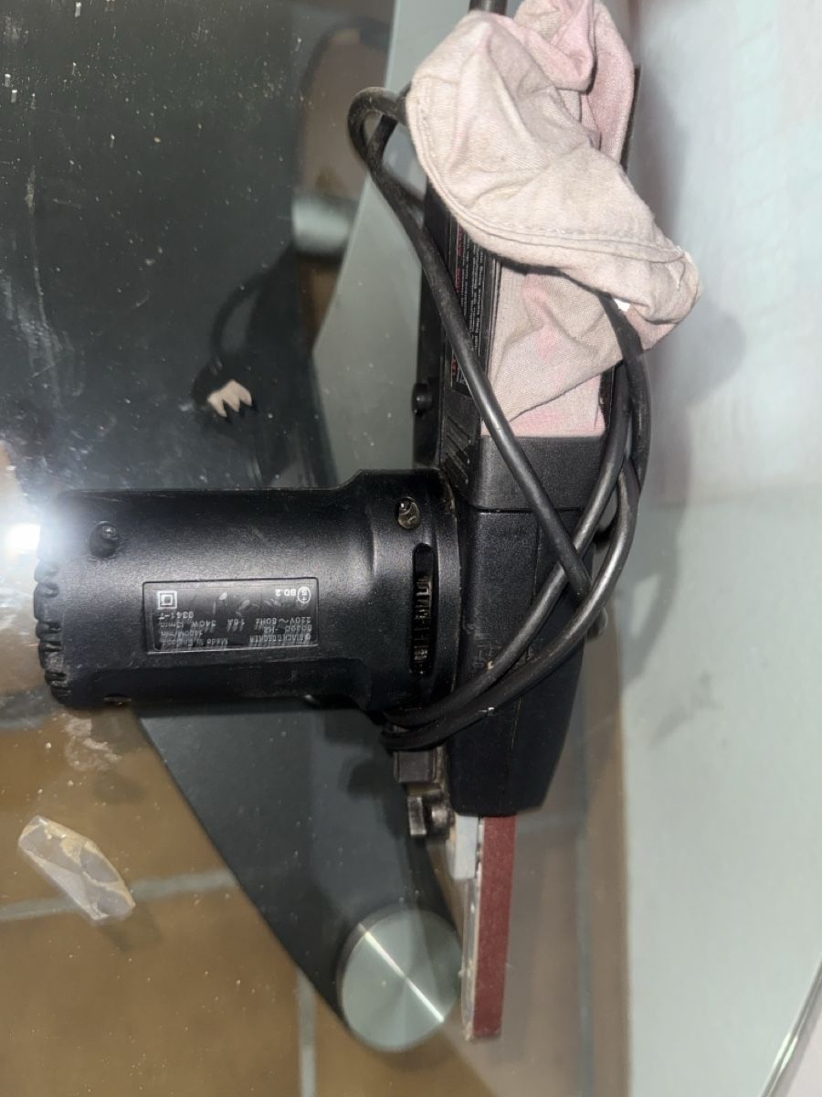Smerigliatrici & Lucidatrici: Ponceuse à bande Black&Decker  BD2, idéal pour bricoler – Usato da Soyhières venduto da Jura22