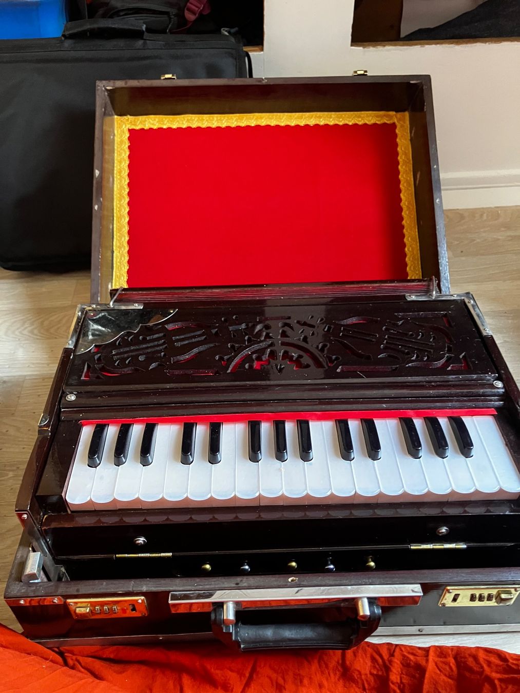 Strumenti musicali: Harmonium (ind. Reiseharmonium) – Usato da Kirchdorf BE venduto da bar_6c2l 1