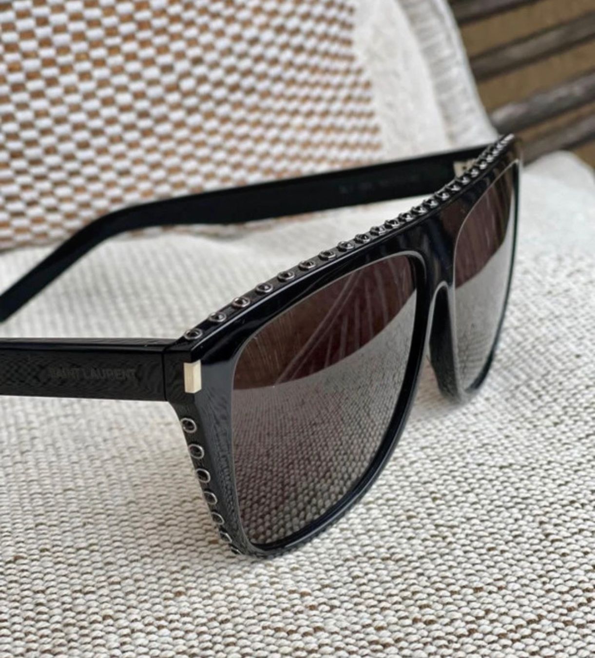 Saint Laurent Occhiali & Lenti: Saint Laurent Sunglasses Black studs sunglasses – Nuovo (secondo la descrizione) da Steinhausen venduto da mar_8y57