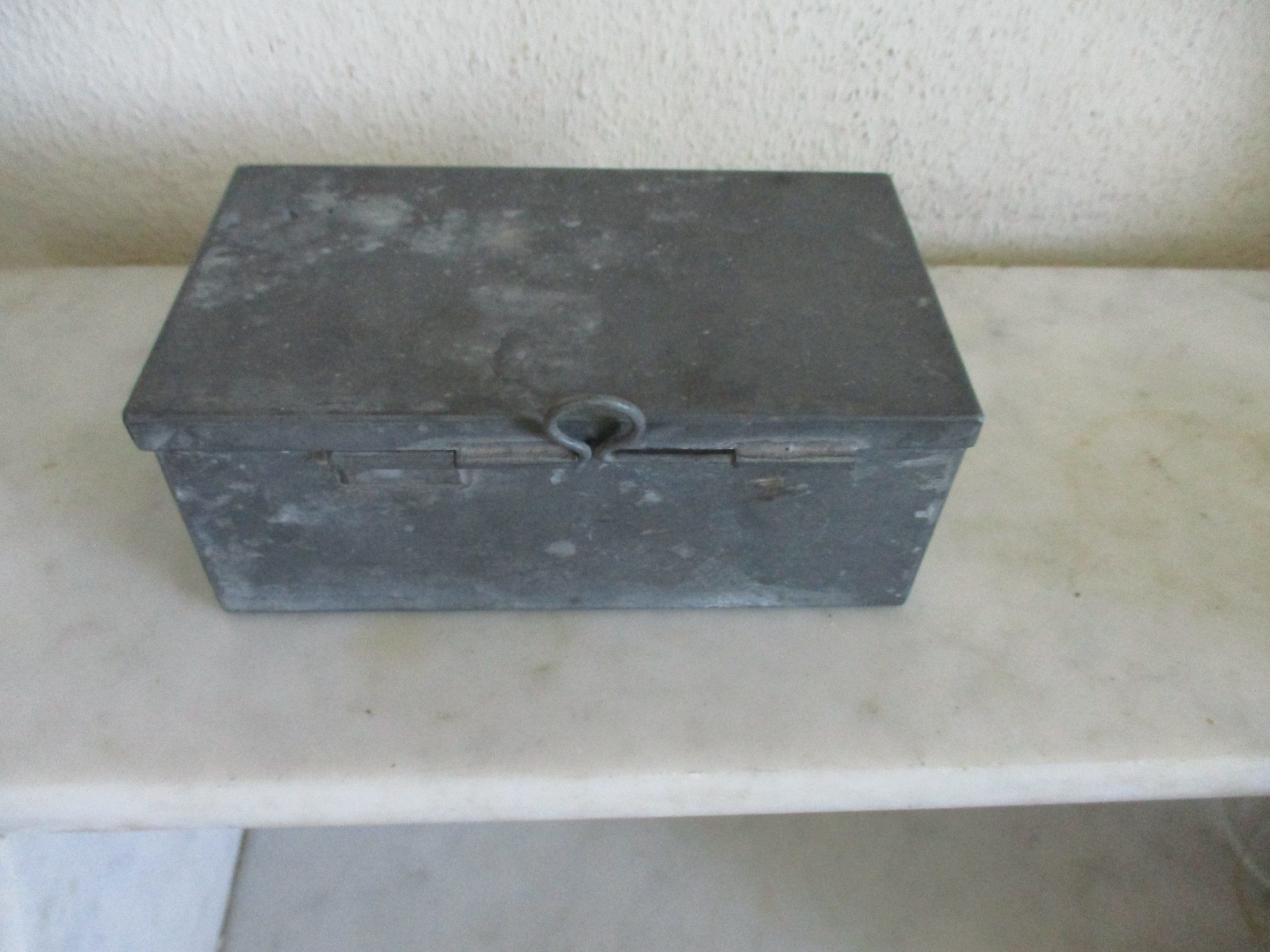 Barattoli: antike Verbandszeugdose  Blechdose der Schweizer Arme – Usato da Marly venduto da Rolmax