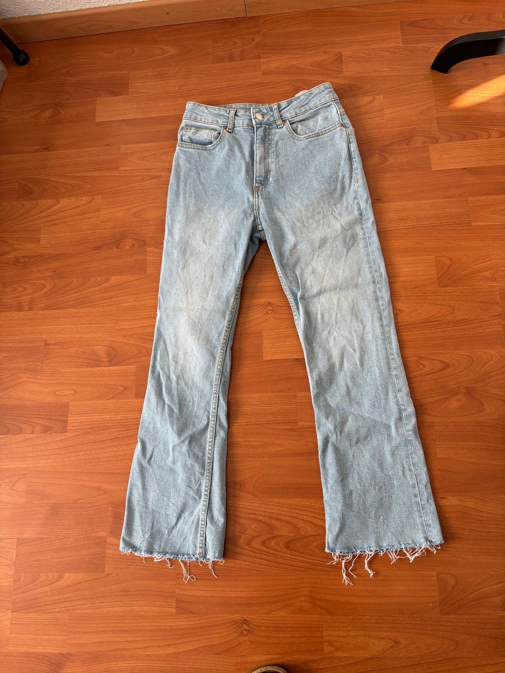 Jeans: Jeans Zebra 34 Flared cropped Hellblau – Usato da Balsthal venduto da Uroby