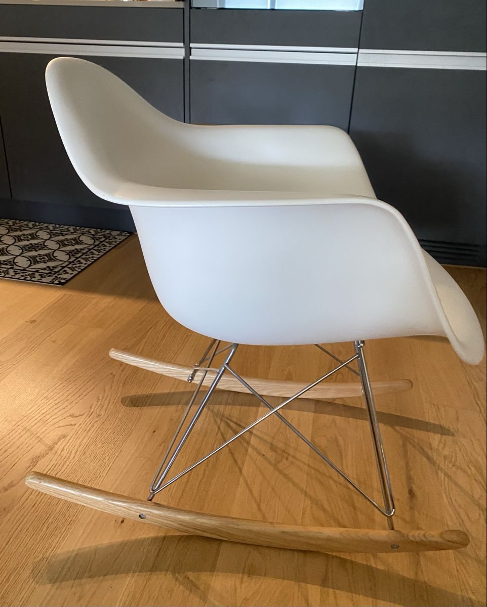 Sedie: Replika Eames Schaukelstuhl RAR, weiss – Usato da Muri (AG) venduto da finduso 2