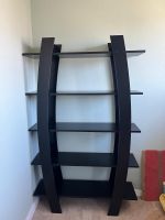 Schwarzes Bücherregal mit 5 Fächern