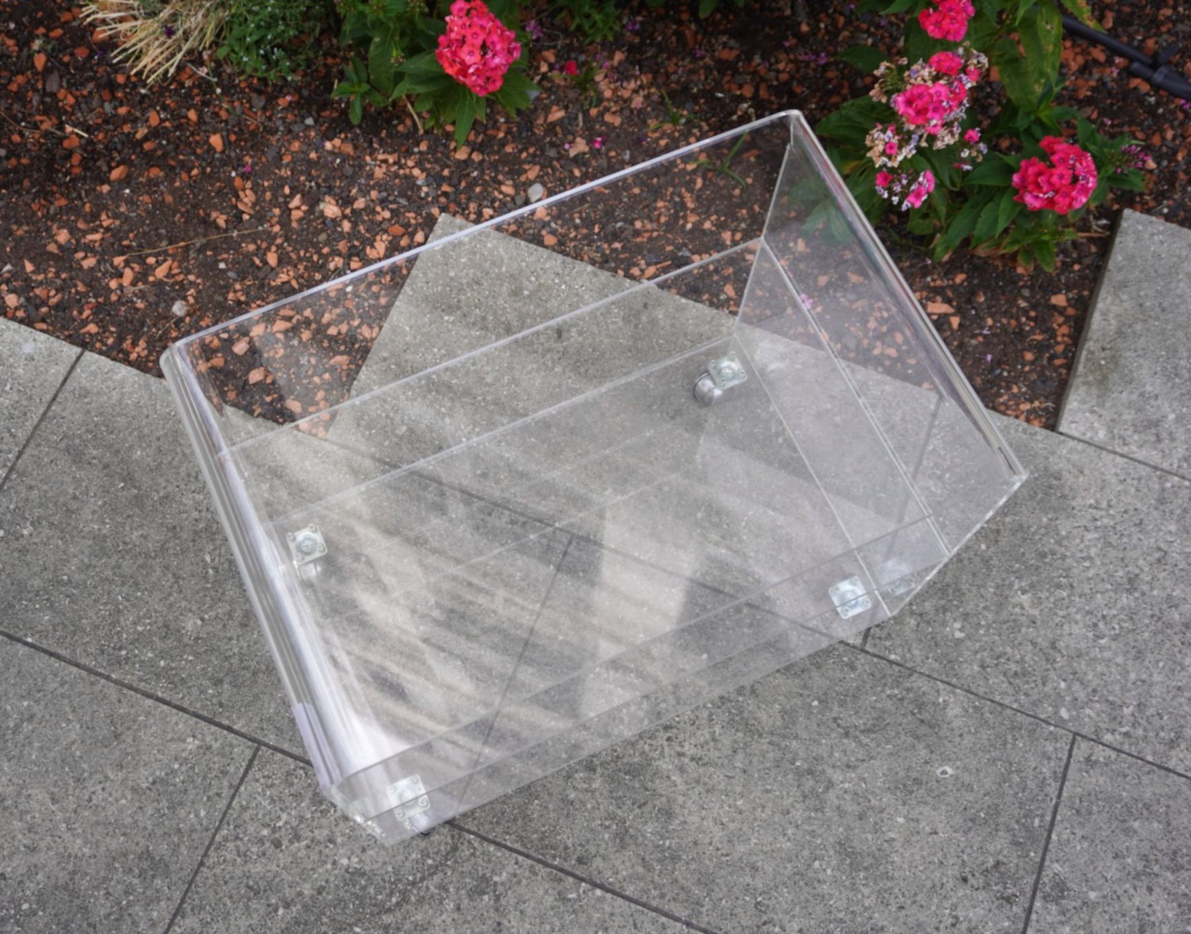 Tables: Vintage Plexiglas Beistelltisch mit Rollen MA366 – D'occasion à Basel par B.W.B. 3