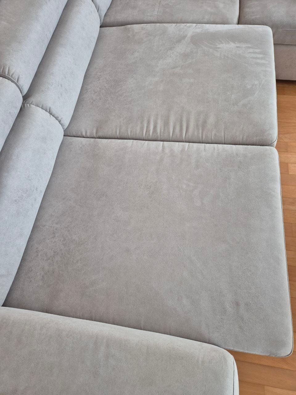 Sofas: Sofa - Hubacher Ecksofa silber neuwertig mit Ottomane rechts – Gebraucht aus Adliswil von Making 5