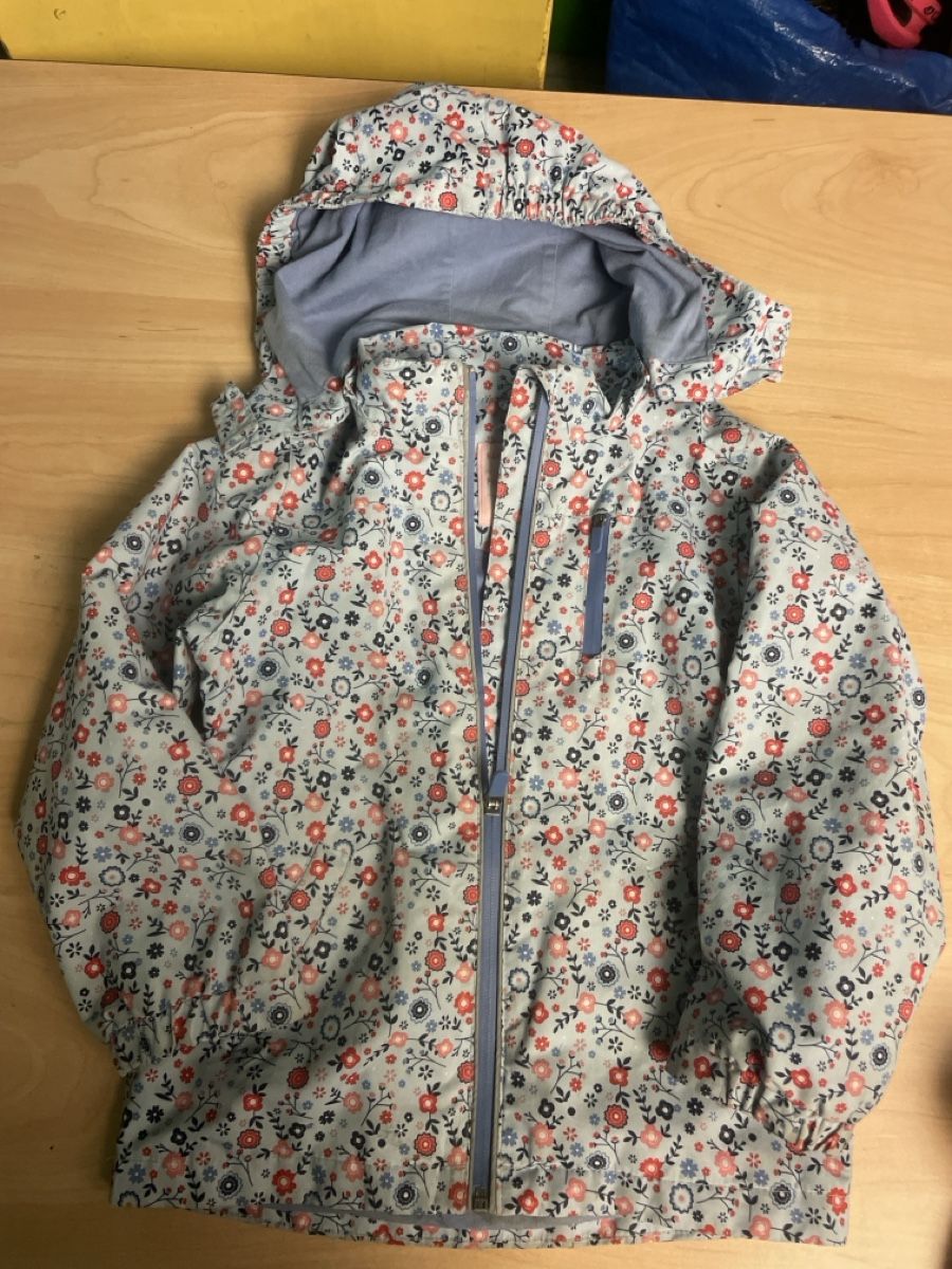 Tchibo Giacche & Cappotti: Tchibo Übergangs-/Regenjacke Gr. 110/116 mit Blumenmuster – Usato da Obergerlafingen venduto da cabo4