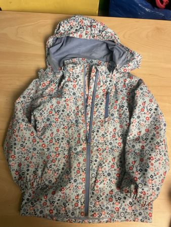 Tchibo Übergangs-/Regenjacke Gr. 110/116 mit Blumenmuster