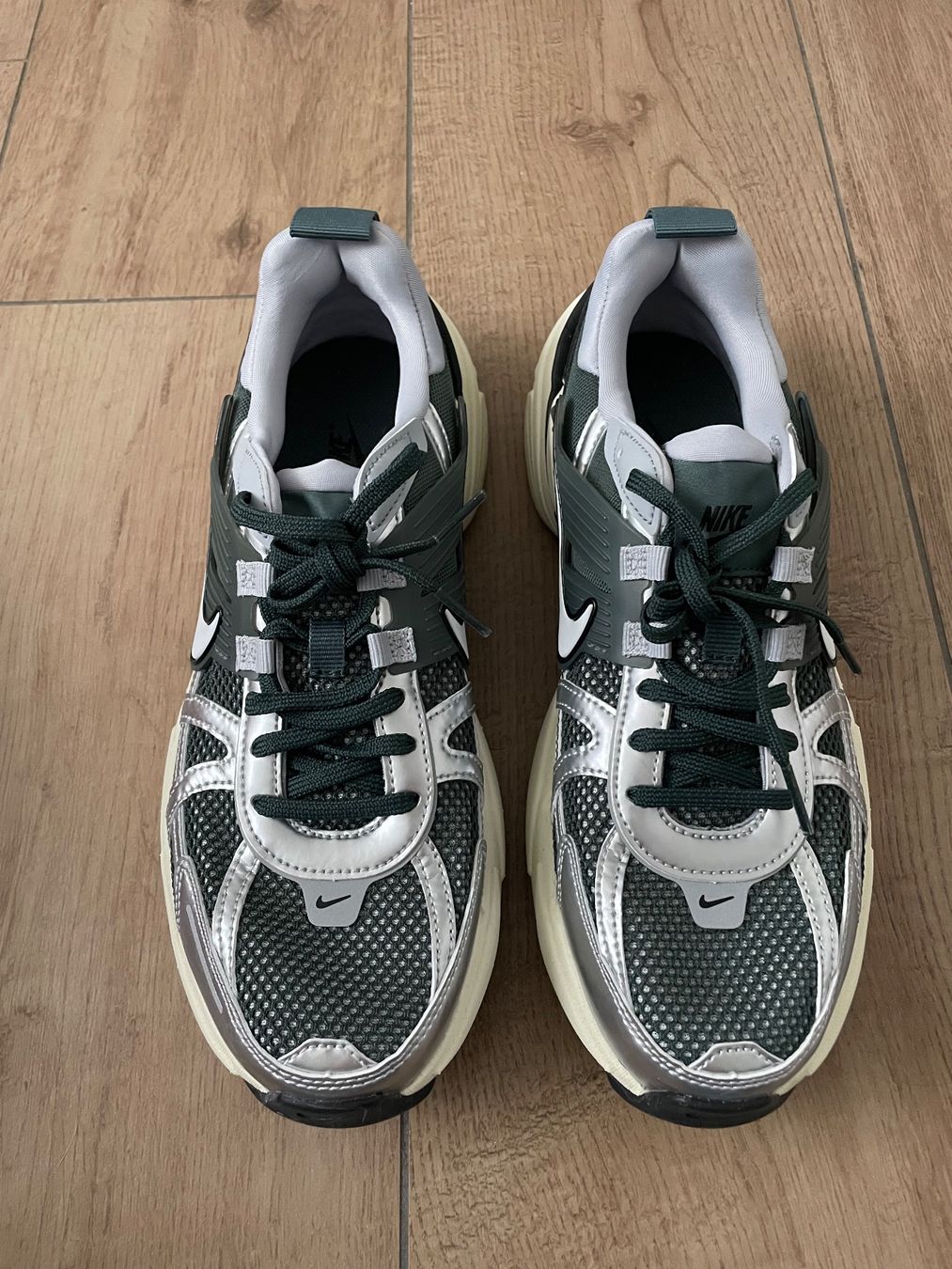 Nike Scarpe da uomo: Nike Turnschuhe V2K RUN Gr. 41 NEU – Nuovo (secondo la descrizione) da Waltenschwil venduto da hansnine 5