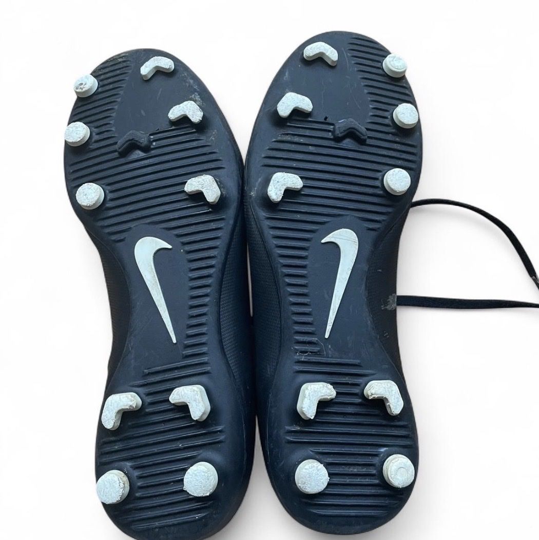 Nike Scarpe da uomo: Chaussures de foot nike noir – Usato da Châtillon JU venduto da rya_bl75 3