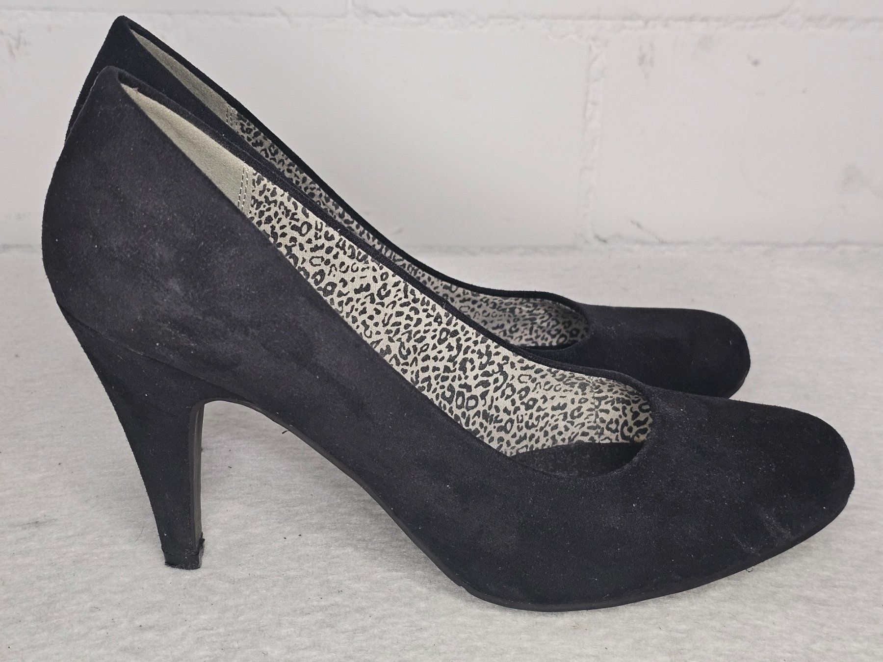 Cube Scarpe da donna: Schwarze Wildleder Pumps CUBE Gr. 40, hohe Absätze – Usato da Pfäffikon ZH venduto da Gugus60