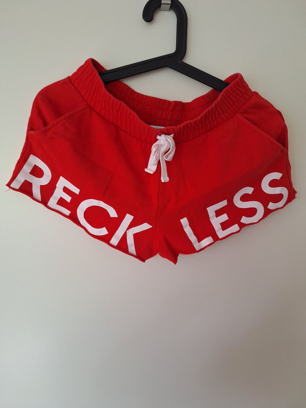 Hosen: Rote "Reckless" Shorts, Grösse S – Neu (gemäss Beschreibung) aus Aesch BL von sar_j59l