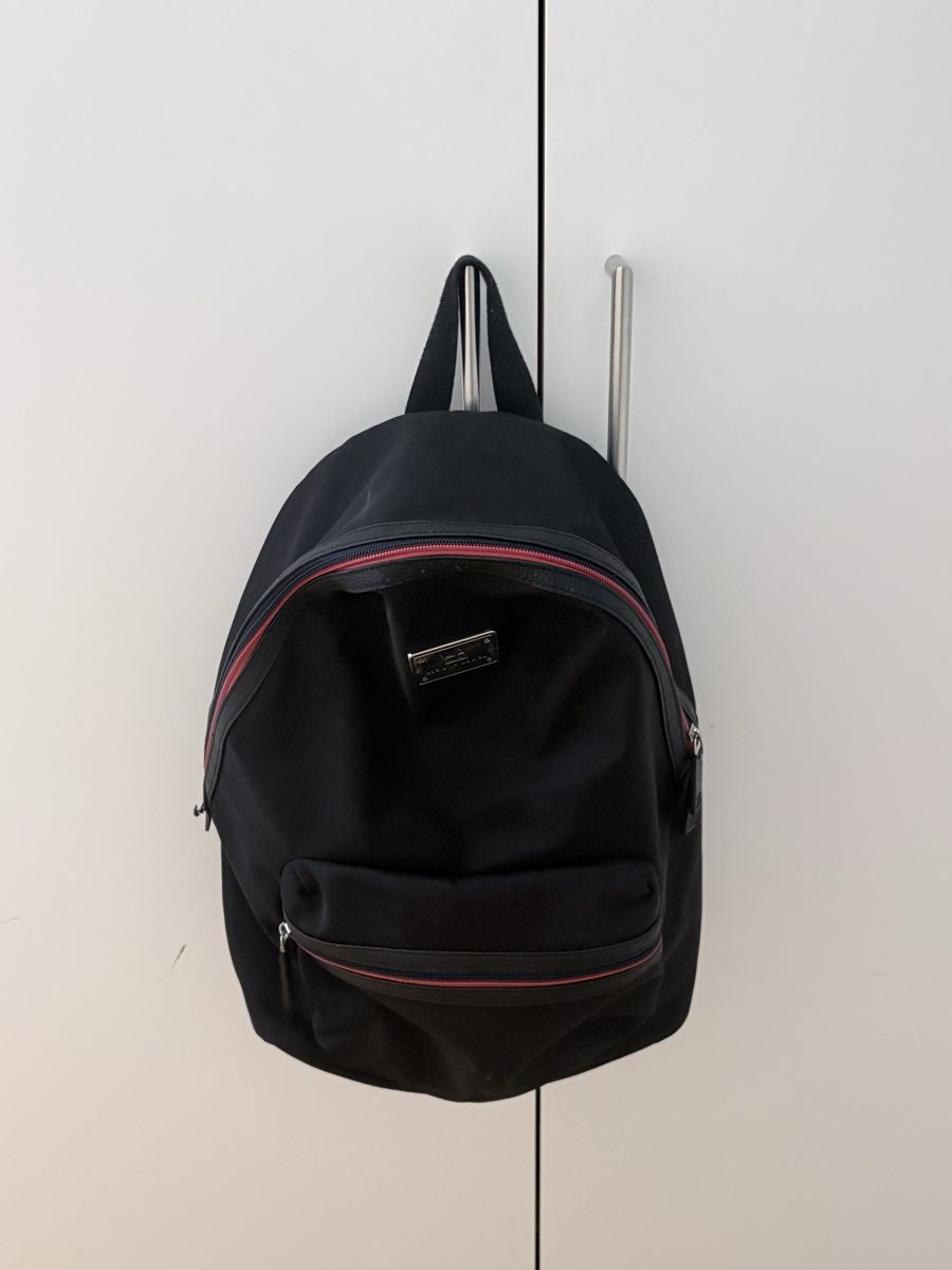 Tommy Hilfiger Rucksäcke: Tommy Hilfiger Black Backpack  – Gebraucht aus Meyrin von yej_w8lz