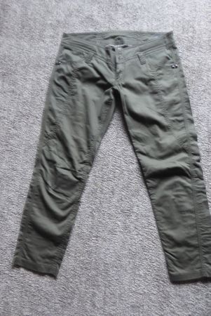 sehr schöne Oliv 3/4 Hose Gr 40 GUESS Bund 42cm TOP ZUSTAND