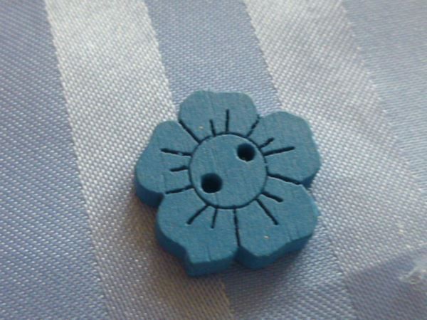 Bottoni: 23 Holzknöpfe bunt Blumen 2 cm – Nuovo (secondo la descrizione) da Hinwil venduto da Glasperlen 1