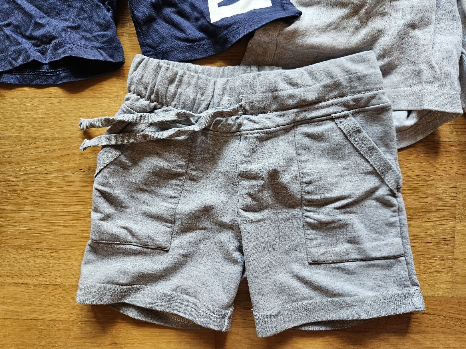 Ensembles coordonnés: 4er Set kurze Hosen Junge, Grösse 98/104 – D'occasion à Neftenbach par susanne0041 4