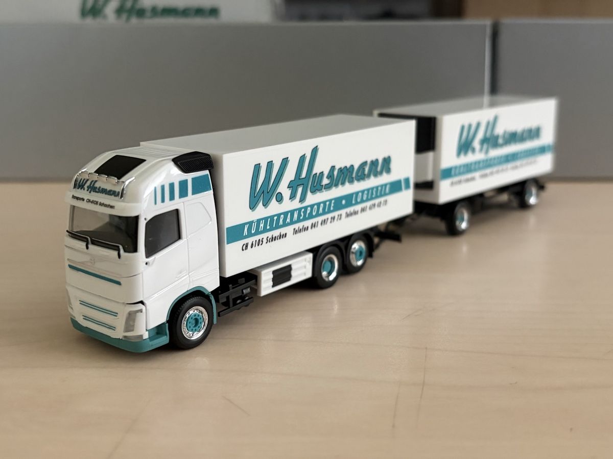 Herpa Modellini d'auto: Volvo FH Husmann HZ – Nuovo (secondo la descrizione) da Felben-Wellhausen venduto da Mobil01
