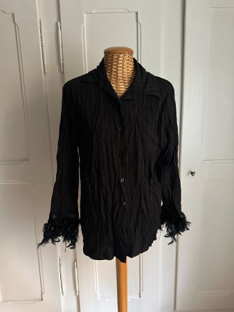 Bluse schwarz mit Federn S