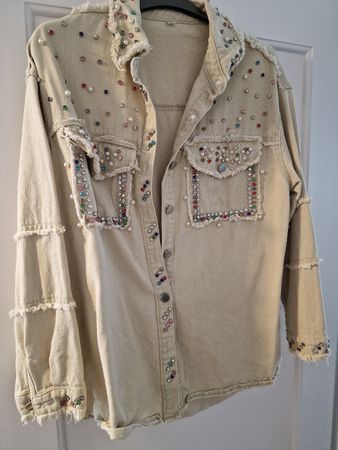 Coole Jeansjacke mit Schmucksteinen, Grösse XL Top Zustand!